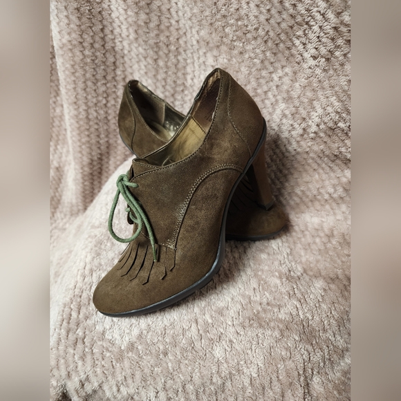 Tahari Suede heels - Picture 3 of 11